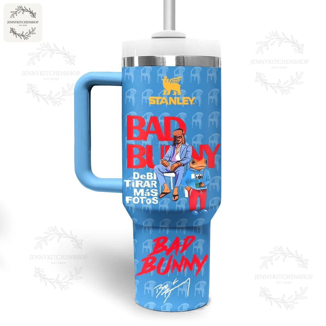 Angled View of the Bad Bunny "Debi Tirar Mas Fotos" Tumbler A side view of the light blue Bad Bunny tumbler, featuring the "Debi Tirar Mas Fotos" graphic of him sitting in a chair.